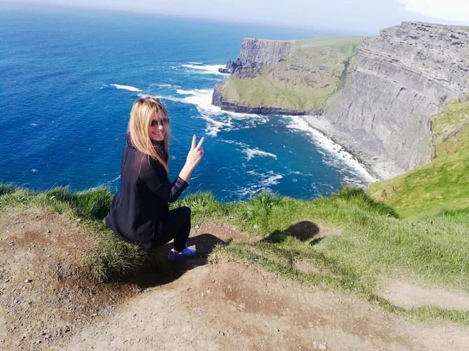 Paola alle Cliffs of Moher, in Irlanda