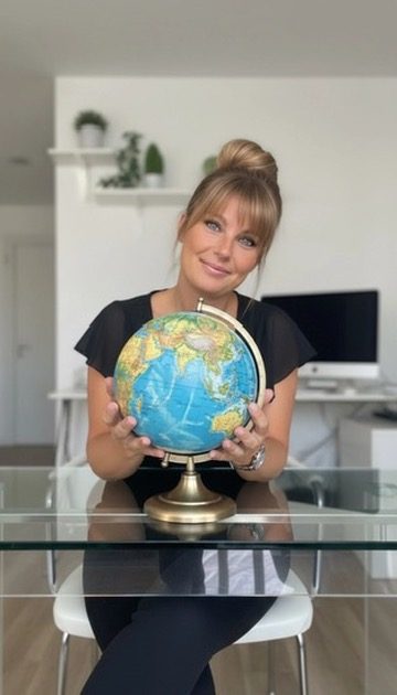 Paola in ufficio con il mappamondo