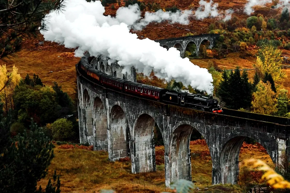 Il treno a vapore sul viadotto di Glenfinnan, nelle Highlands scozzesi