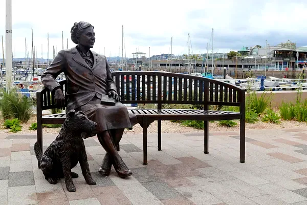 La statua di Agatha Christie con il suo cane sul porto di Torquay, nel Devon