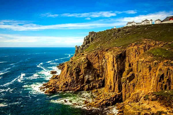 Le scogliere di Land's End in Cornovaglia, sull'oceano