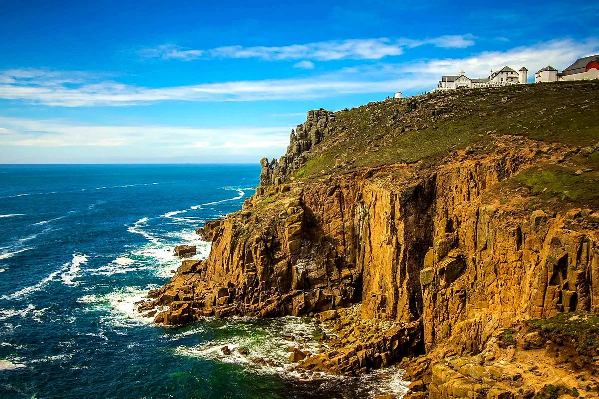 Le scogliere di Land's End in Cornovaglia, sull'oceano