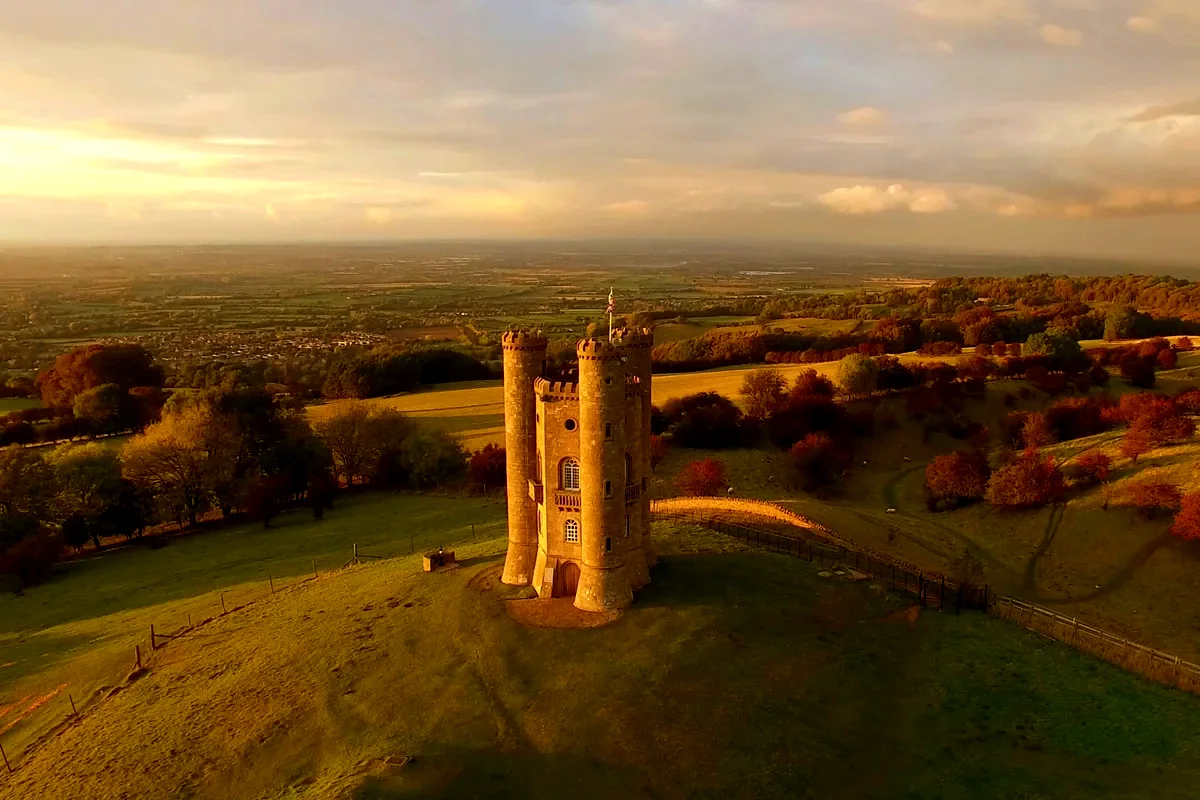 La Broadway Tower sulle colline dei Cotswolds, al tramonto in autunno