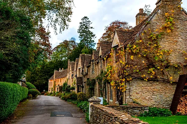 La via principale di Castle Combe, nei Cotswolds, con i colori dell'autunno