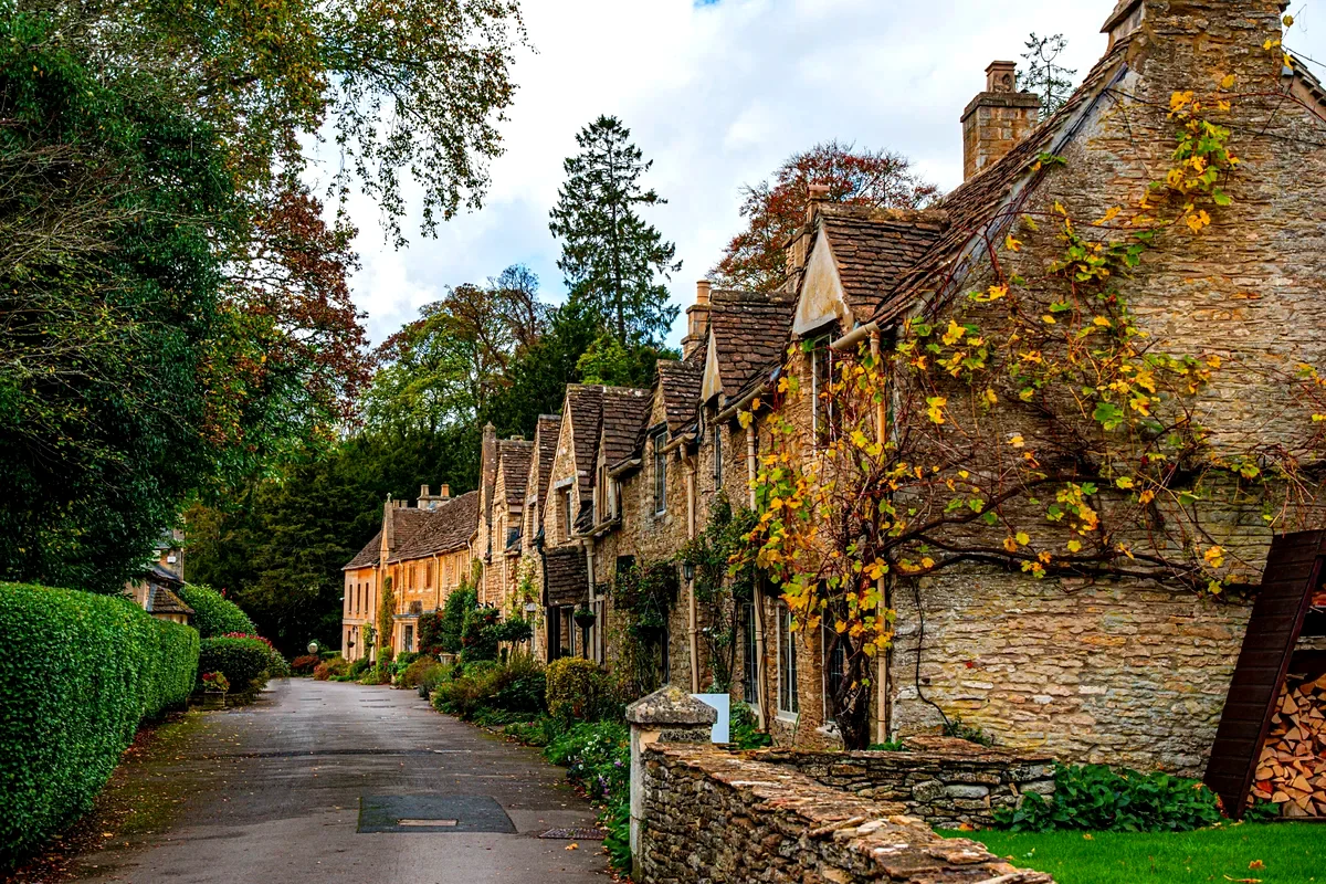 La via principale di Castle Combe, nei Cotswolds, con i colori dell'autunno