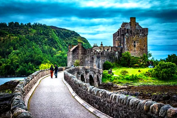 Il ponte di pietra che porta a Eilean Donan Castle, nelle Highlands