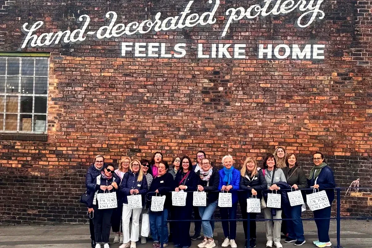 Un gruppo UniqueBorn davanti alla fabbrica di ceramiche Emma Bridgewater