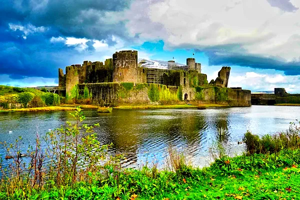 Il castello di Caerphilly, in Galles, circondato dall'acqua