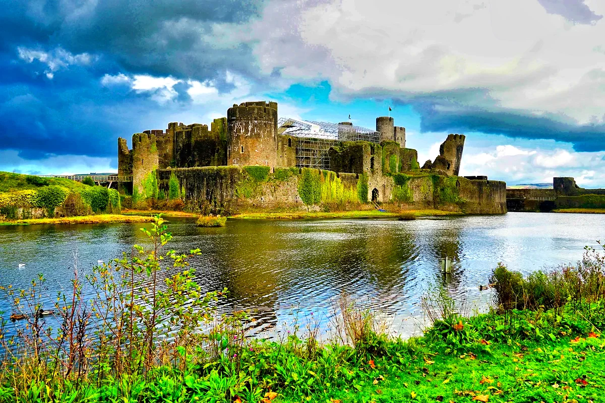 Il castello di Caerphilly, in Galles, circondato dall'acqua