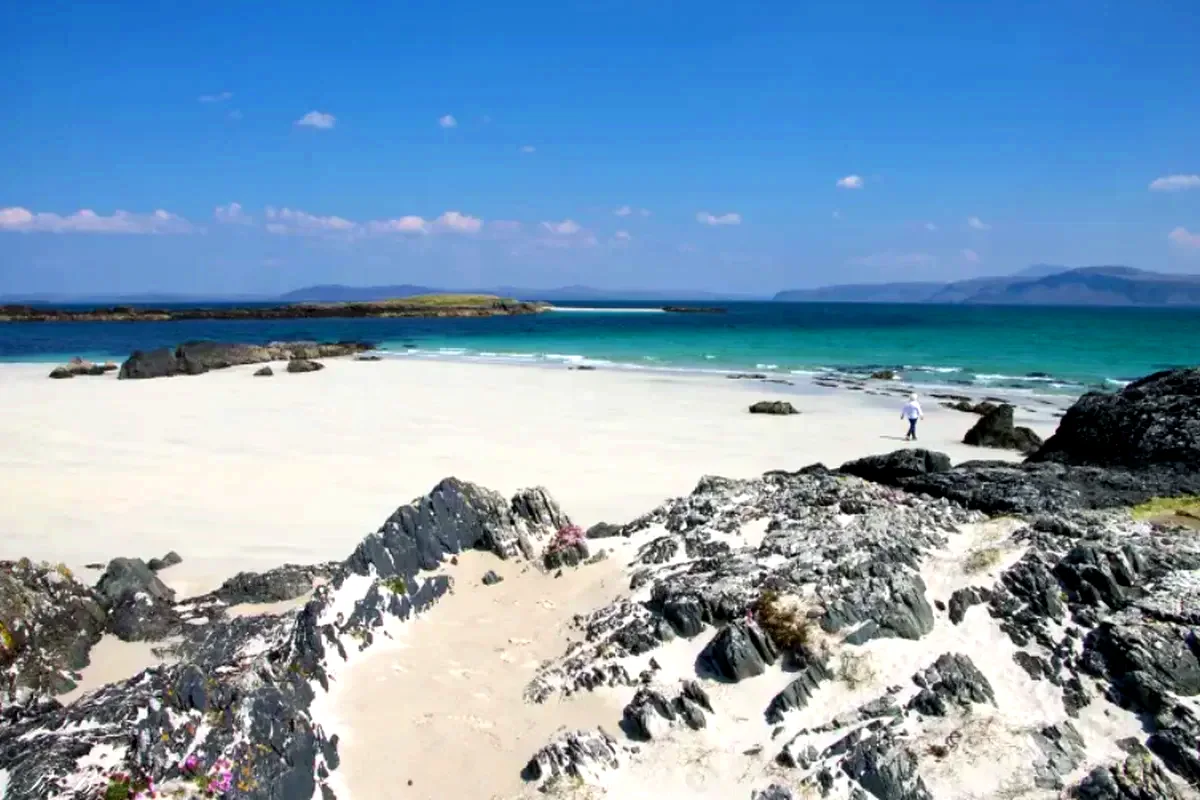 Una spiaggia di sabbia bianca e mare turchese sull'isola di Iona
