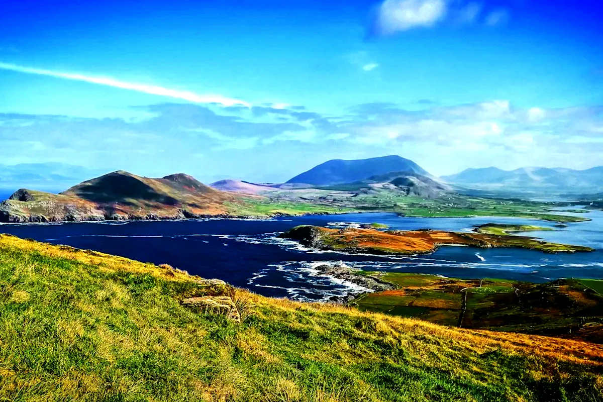 La costa del Kerry vista dall'alto, tra prati e baie