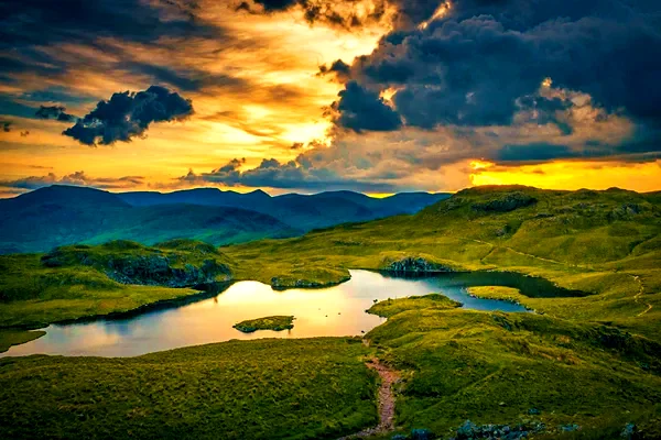 Un piccolo lago tra le colline del Lake District al tramonto