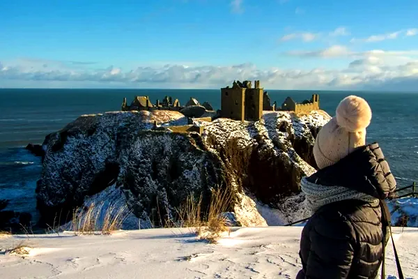 Dunnottar Castle sotto la neve, sulla costa vicino a Stonehaven