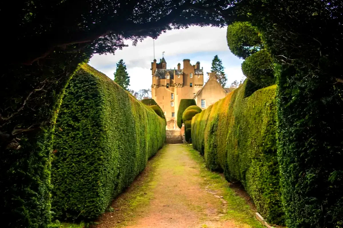 Crathes Castle in fondo al viale tra le siepi di tasso