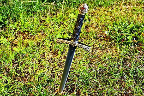Una spada medievale piantata nell'erba