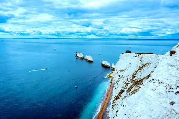 Le scogliere bianche e i faraglioni dei Needles, sull'Isola di Wight