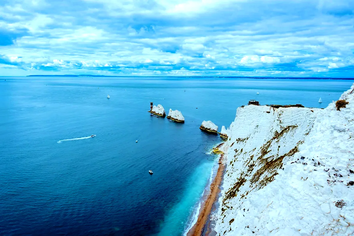 Le scogliere bianche e i faraglioni dei Needles, sull'Isola di Wight